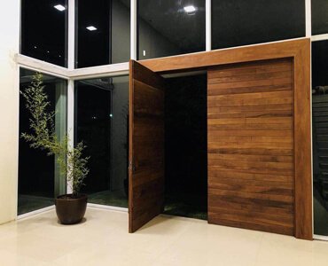 Porta Pivotante Especial com duas bandeiras