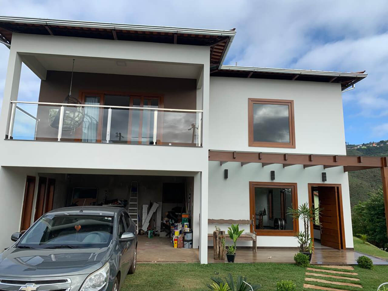 Casa cinza com janelas e portas de madeira