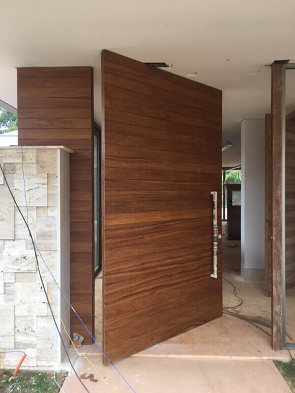 Porta Principal Modelo Ripada com Painel Lateral