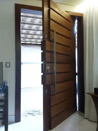 Porta Pivotante de Madeira