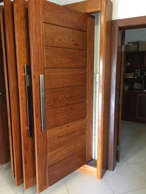 Porta Pivotante em Madeira Angelim