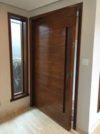 Porta de Madeira Maciça Pivotante