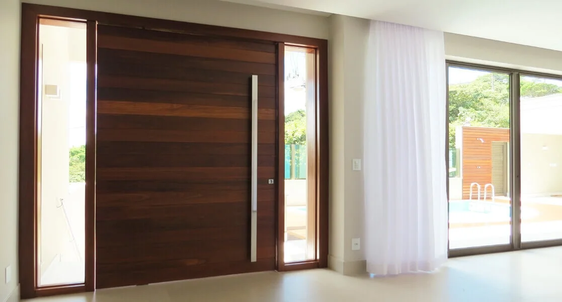 Exemplo de uma porta em madeira cumaru