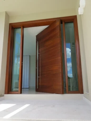 Exemplo de porta pivotante de madeira