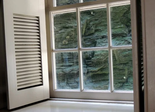 Janela de Madeira Pintada de Branco