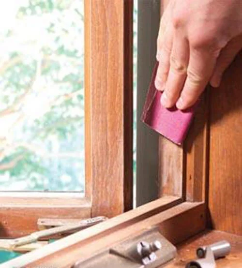 Lixando Janela de Madeira