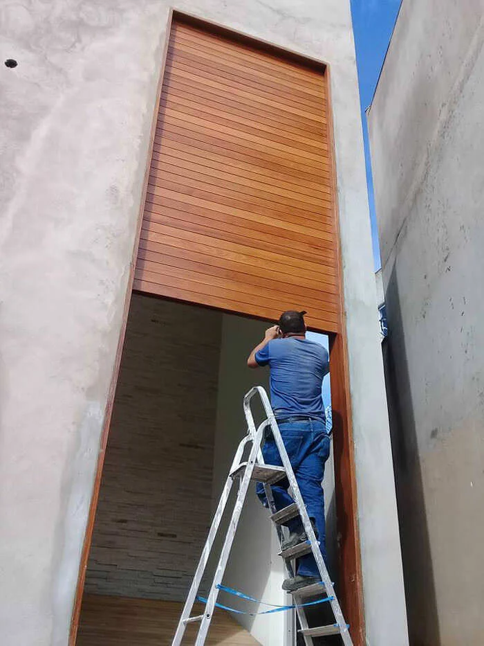 Instalação Porta Alta de Madeira