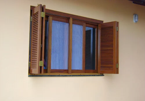 Janela de Madeira com Verniz