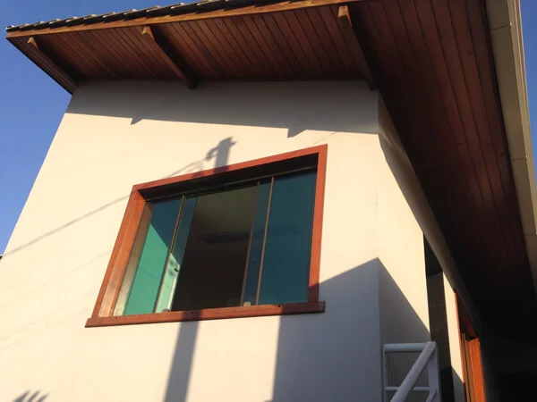 Janela Cumaru com Vidro Blindex