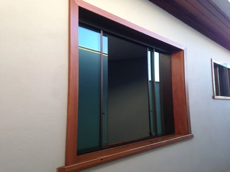 Janela de Madeira com Vidro Blindex