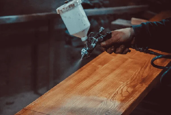 Verniz em Peça de Madeira