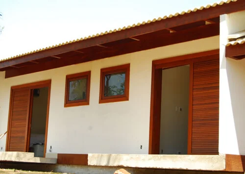 Fachada com Portas e Janelas de Angelim