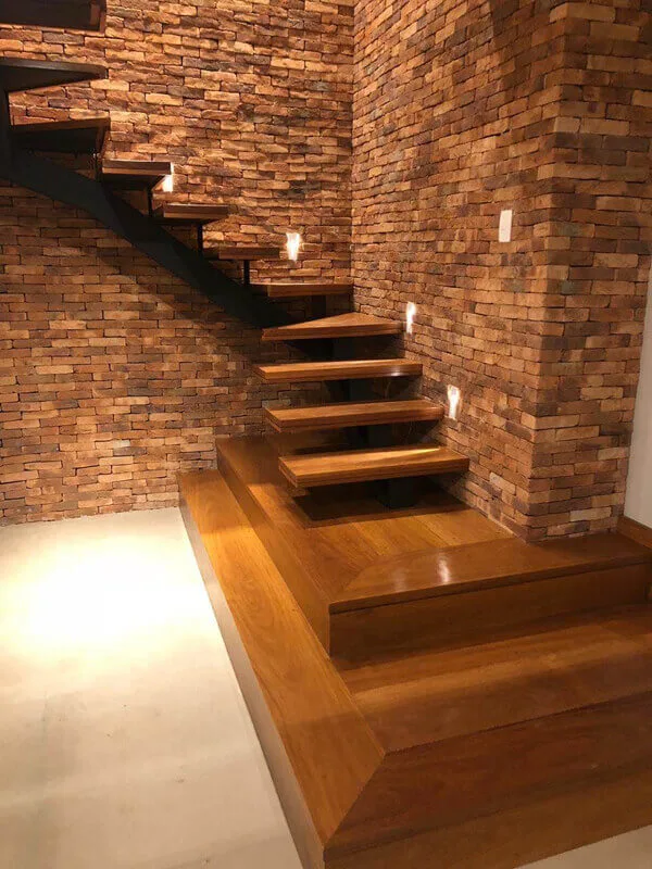 Escada de Madeira com Base