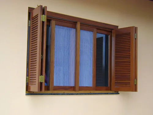 Janela de Madeira Veneziana com Abertura Pantográfica