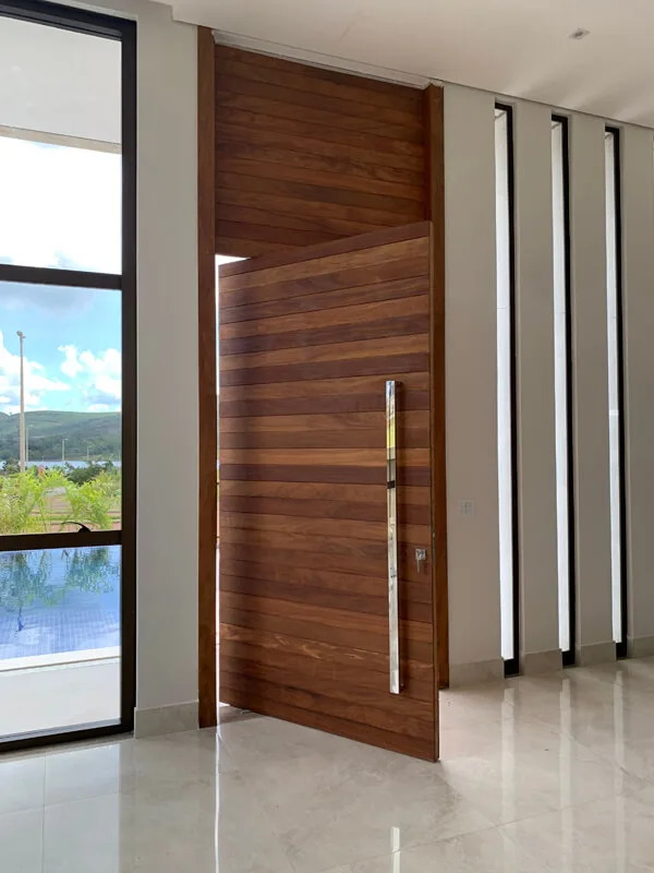 Porta Pivotante com Painel Superiror