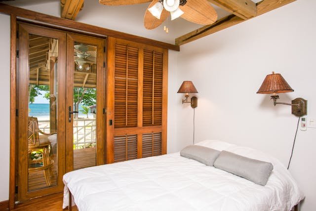 Quarto com armário de madeira cupiúba