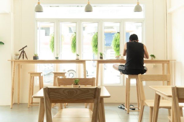 Mesas e bancas de madeira oiticica