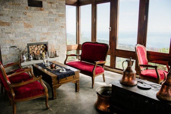 Janela de madeira usada em sala elegante