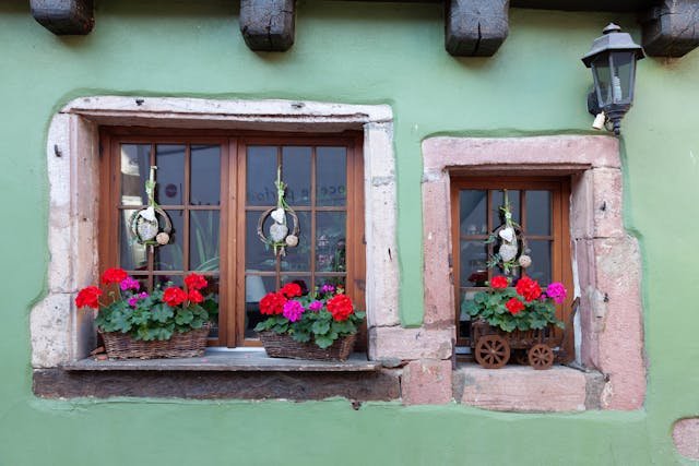 Janelas de madeira com vasos de flor