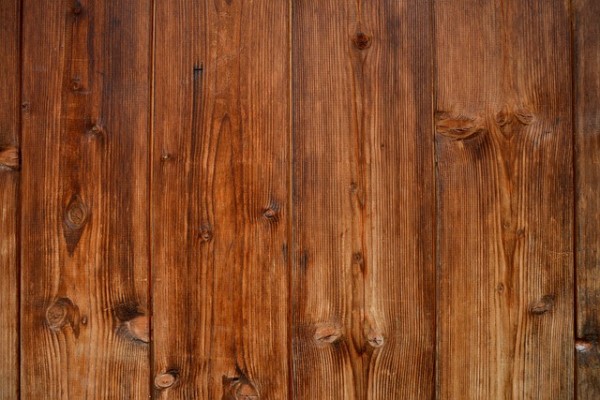 Madeiras para paredes externas - detalhe de parede externa de madeira castanha