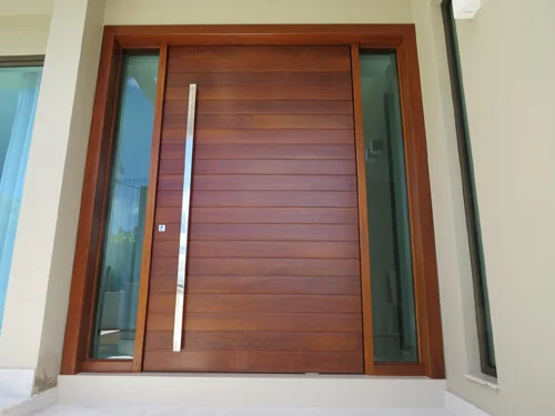 Porta Pivotante em Madeira Cumaru