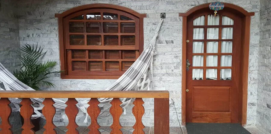 Fachada com Madeira Angelim