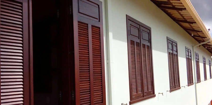 Janela Veneziana Cumaru