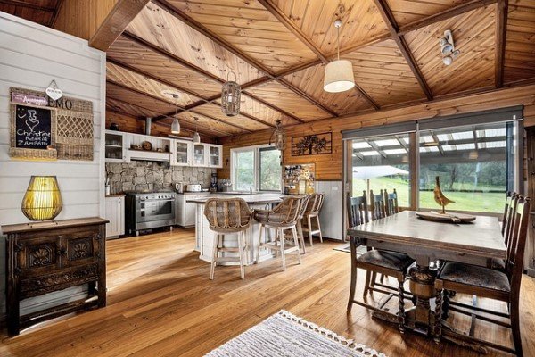 Sala de estar com piso e teto de madeira louro freijó