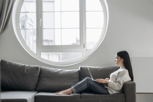 Janela de madeira redonda branca em sala de estar