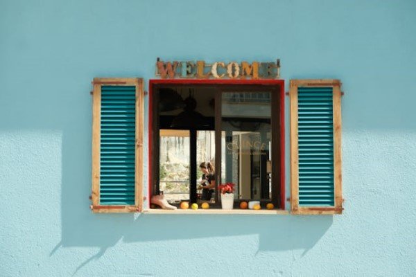 Janela de madeira usada aberta